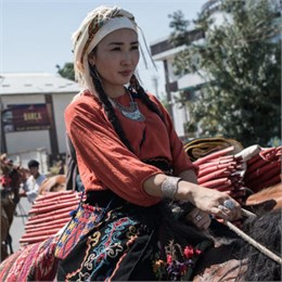 Верблюды, воины и танцы: Osh Fest в фотографиях