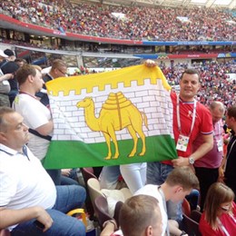 На матче России и Испании челябинские чиновники растянули флаг с верблюдом.