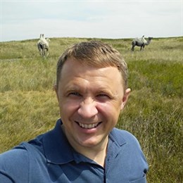 Председатель южноуральской «Опоры России» встретил под Челябинском пасущихся верблюдов