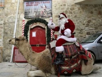 Санта Клаус на верблюде распространят дух Рожедства в Иерусалиме