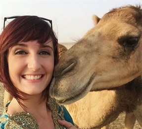 «Верблюды не отстают от остальных»: 7 веселых селфи людей с пустынными друзьями